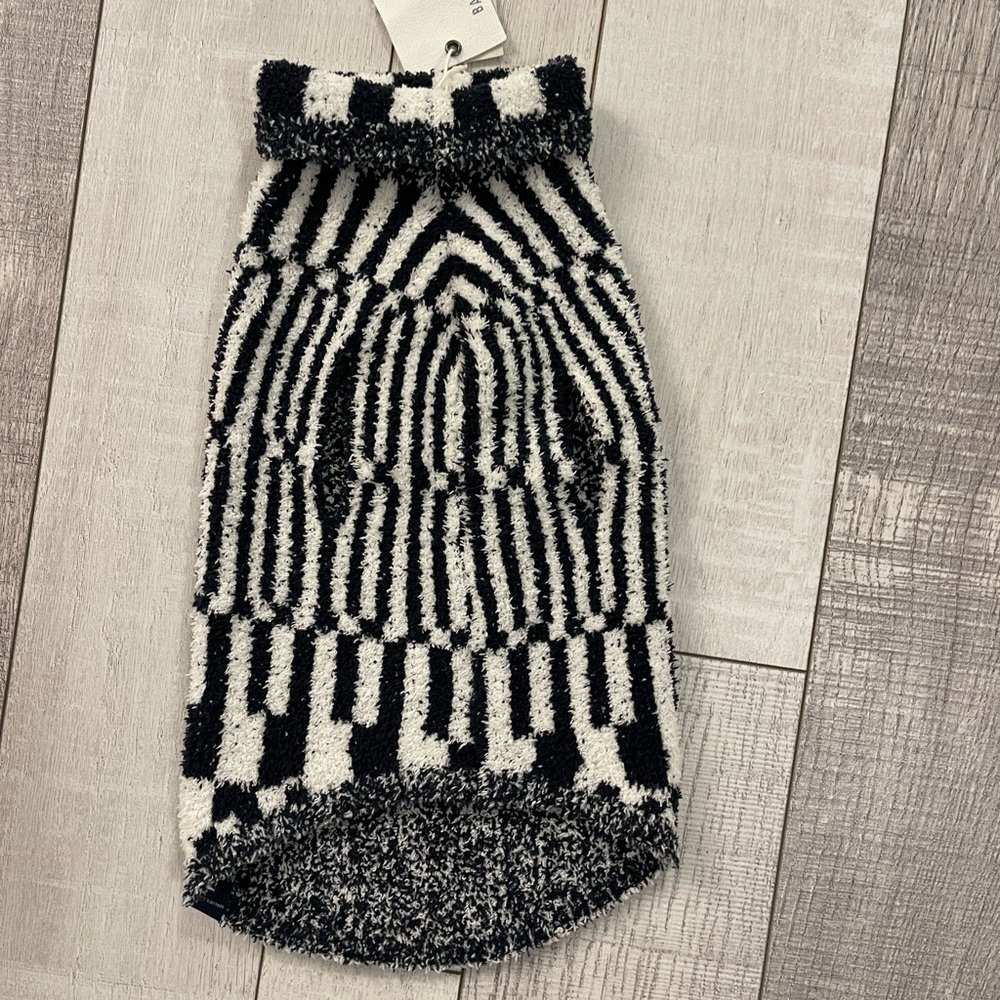 Barefoot Dreams NWT M COZYCHIC ABSTRACT CHECK PET SWEATER - Picture 5 of 7
